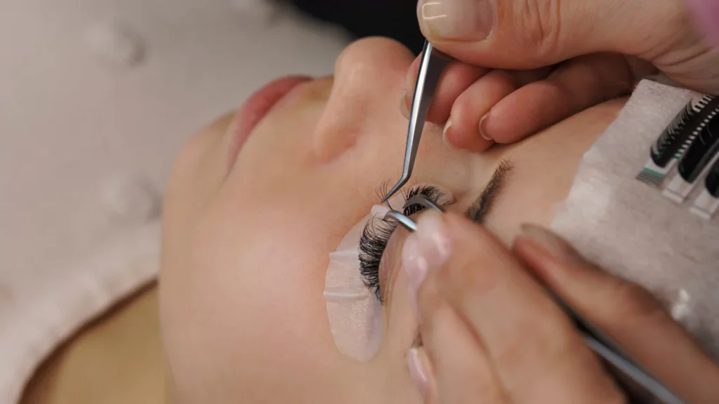 How to become a certified lash technician