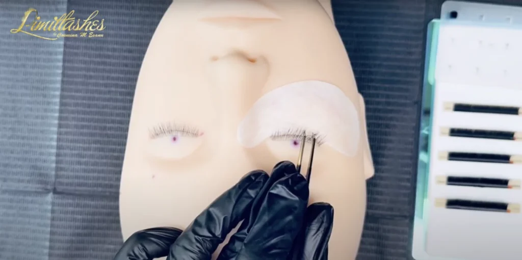 how to hold eyelash extension tweezers